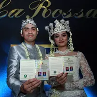 Ayudia Bing Slamet bersama Ditto sudah resmi menjadi pasangan suami istri. Mereka telah sukses menggelar acara pernikahan pada 13 September 2015 di De La Rossa, Kemang, Jakarta Selatan. (Deki Prayoga/Bintang.com)