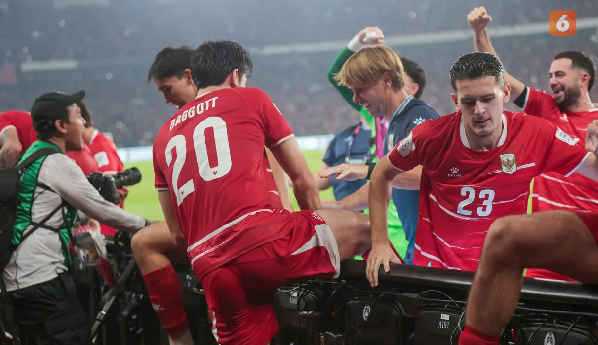 Pemain Timnas Indonesia Justin Hubner dan Elkan Baggott melompat ke arah barikade pembatas untuk menemui suporter setelah mengalahkan Thailand melalui drama adu penalti pada final FIFA ASEAN Cup 2026 di Stadion Utama Gelora Bung Karno (SUGBK), Jakarta, Senin (5/10/2026). (KLY/Budy Santoso)