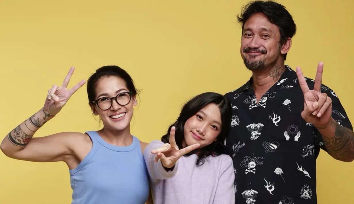 Dengan ribbed top bernuansa biru, paduan top minimalis dengan nuansa bright bisa hadirkan kesan maksimalis yang penuh aksi. [Foto: Instagram/ Mieke Amalia]