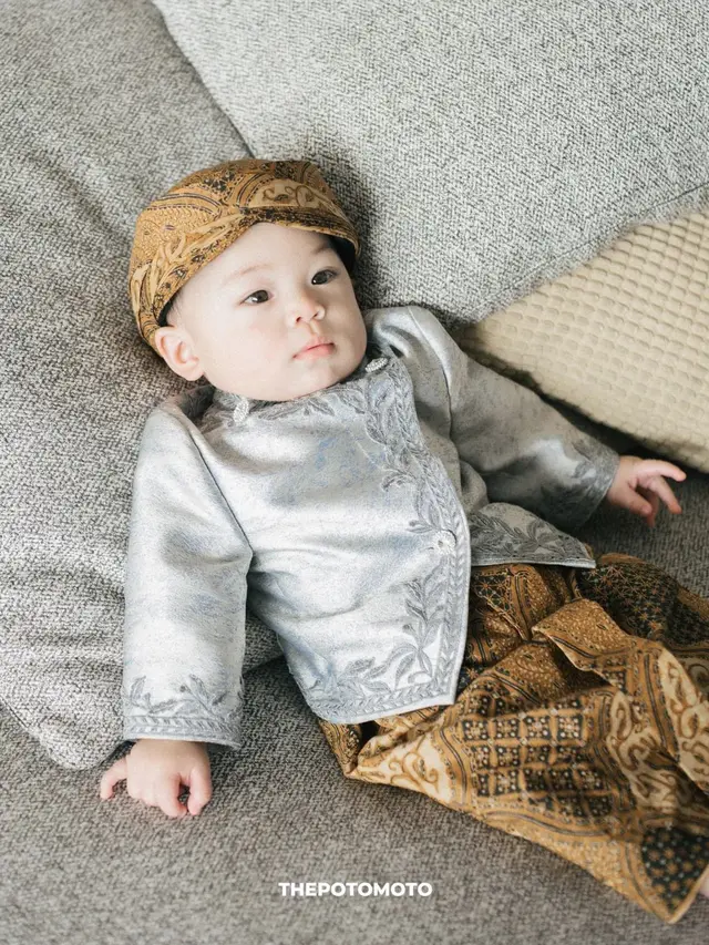 Potret Keluarga Jawa dari Nikita Willy dan Indra Priawan di Tedhak Sinten Baby Issa, Usung Tren Warna 2023