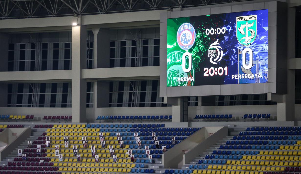 Sejumlah papan berwajah para fans Arema FC terlihat saat laga pekan kesebelas BRI Liga 1 2021/2022 antara Arema FC melawan Persebaya Surabaya di Stadion Manahan, Solo, Sabtu (06/11/2021). (Bola.com/Bagaskara Lazuardi)