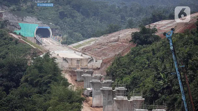 FOTO: Memantau Progres Proyek Tunnel 6 Kereta Cepat Jakarta - Bandung