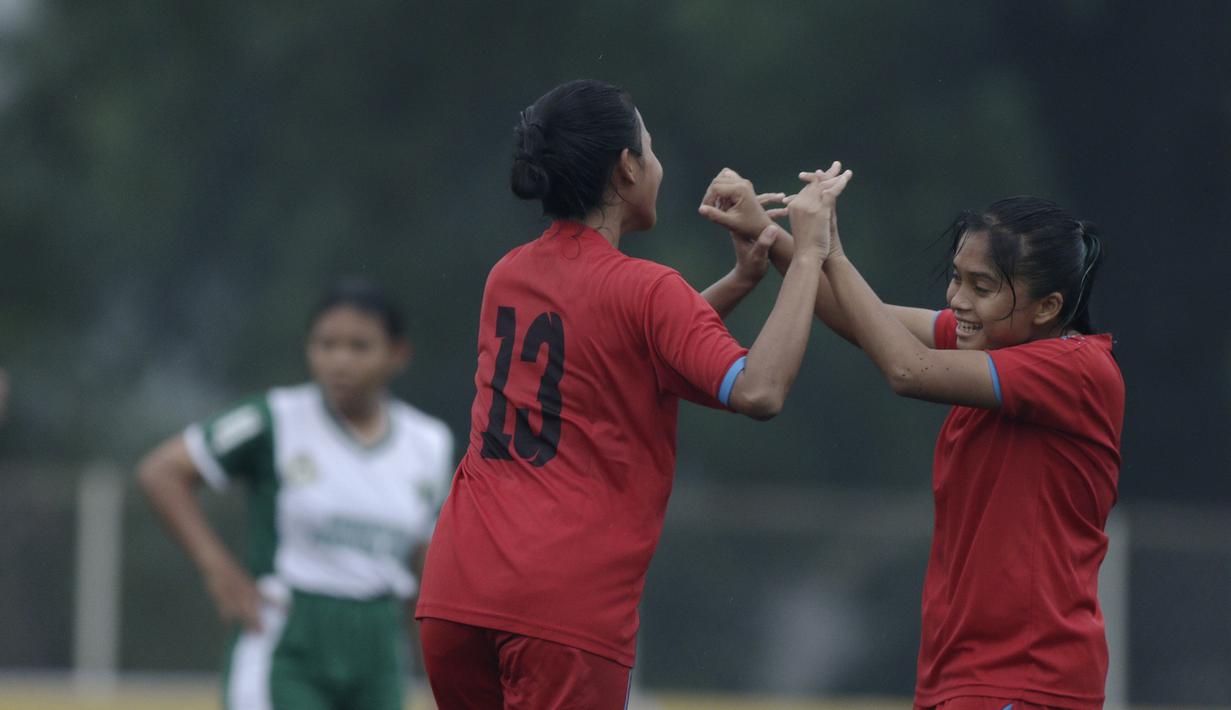 Gelandang Bangka Belitung, Safira Ika, merayakan gol ke Sumatera Utara pada laga Piala Pertiwi 2019 di Lapangan NYTC, Sawangan, Rabu (24/4). Babel unggul 5-0 atas Sumut. (Bola.com/Yoppy Renato)