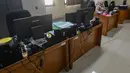 Kebijakan ini menjadi bagian dari strategi efisiensi energi di tengah dinamika global, termasuk konflik di Timur Tengah. Tampak dalam foto, pegawai bekerja di depan komputer dengan beberapa meja kursi yang kosong saat penerapan Work From Home (WFH) bagi Aparatur Sipil Negara (ASN) di kantor Kecamatan Limo, Depok, Jawa Barat, Jumat (10/4/2026). (merdeka.com/Arie Basuki)