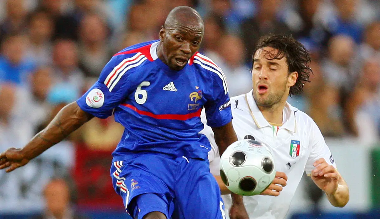Claude Makelele. Serupa dengan Coupet, ia juga melakoni partai terakhirnya bersama Timnas Prancis saat menghadapi Italia pada fase grup Euro 2008, 17 Juni 2008. Ia berusia 35 tahun, 3 bulan dan 30 hari saat itu. Ia pensiun dari Timnas Prancis pada 2011 usai mengoleksi 72 caps. (AFP/Valery Hache)