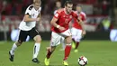 Pemain Wales, Gareth Bale melewati adangan pemain Austria pada laga Group D kualifikasi Piala Dunia 2018 di Cardiff City Stadium, Cardiff, (2/8/2017). Wales menang 1-0. (David Davies/PA via AP)
