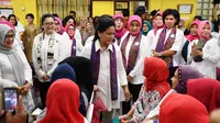 Iriana Jokowi bersama ibu-ibu meninjau pelaksanaan Pekan Deteksi Dini Kanker pada Perempuan di DKI Jakarta. (Foto: Sehat Negeriku)