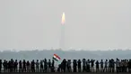 Warga India melihat peluncuran 104 satelit dalam satu misi di pusat antariksa Sriharikota di India timur, Rabu (15/2). Keberhasilan ini membuat India menciptakan rekor dunia dalam peluncuran satelit. (AFP PHOTO/ ARUN SANKAR) 