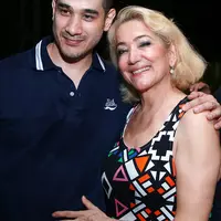 Kehadiran ibu kandung, Ayhan Rustaii membuat Okan Kornelius menganggap hal tersebut merupakan kado Natal terindah untuknya. Baginya ini merupakan penutupan tahun yang luar biasa meski sebelumnya banyak masalah menghampiri. (Deki Prayoga/Bintang.com)