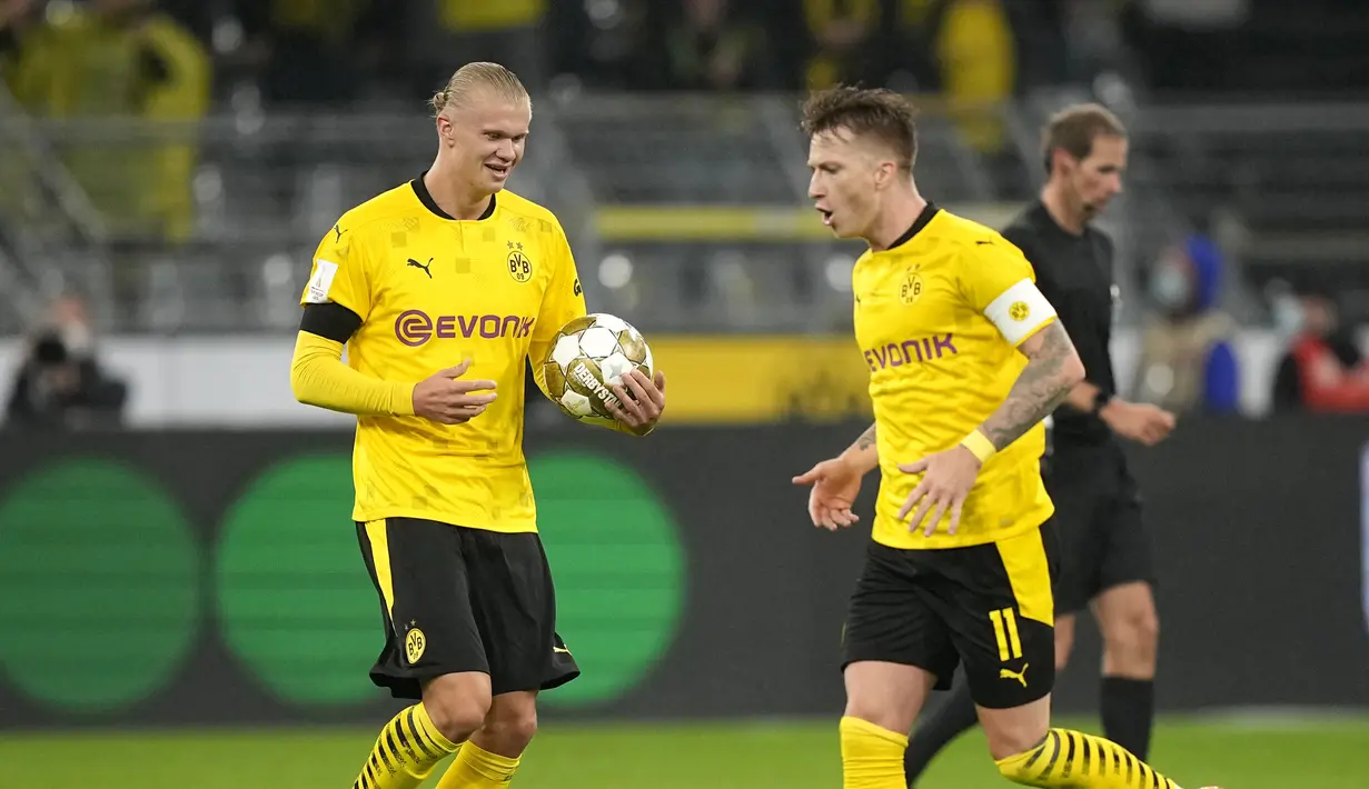 Gelandang Borussia Dortmund, Marco Reus (kanan) berselebrasi usai mencetak gol ke gawang Bayern Munchen pada pertandingan final final Piala Super Jerman di Signal Iduna Park, Jerman, Rabu (18/8/2021). Munchen menang atas Dortmund dengan skor 3-1. (AP Photo/Martin Meissner)