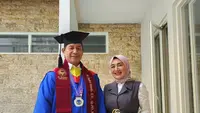 Suami Wisuda Sarjana Hukum, Nini Carlina Bangga