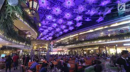 Suasana waktu berbuka puasa atau ngabuburit di Avenue of The star Lippo Mall Kemang, Jakarta, Sabtu (26/5). Dekorasi khas Indonesia menghiasi mall mulai dari hiburan, hingga bazar Ramadan yang digelar di 68 mall. (Liputan6.com/Fery Pradolo)