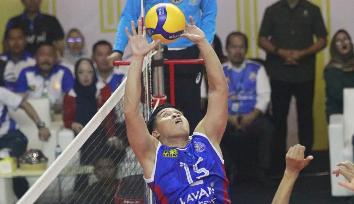 Pebola voli Jakarta Lavani Allo Bank Dio Zulkifli berusaha mengembalikan bola ke arah tim Jakarta BNI 46 saat pertandingan seri terakhir putaran kedua PLN Proliga Mobile 2023 di GOR UNY, Sleman, D.I Yogyakarta, Jumat (17/2/2023). (Dok. Proliga)