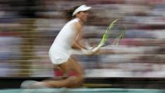 Aksi petenis Inggris Raya, Johanna Konta mengejar bola saat melawan petenis Rumania, Simona Halep pada perempat final tunggal putri Wimbledon 2017 di The All England Lawn Tennis Club, Wimbledon, London, (11/7/2017). (AFP/Adrian Dennis)