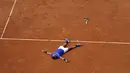 Rafael Nadal merayakan kemenangan dengan tidur diatas lapangan pada laga Final Tunggal Putra, Prancis Terbuka 2017 di Roland Garros stadium, Paris, (11/6/2017). Nadal menang  6-2, 6-3, 6-1. (AP/Petr David Josek)