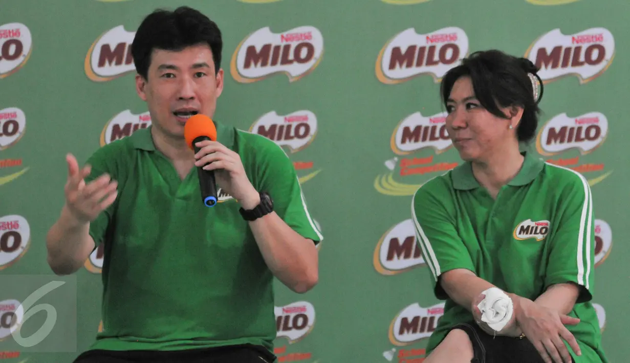 Legenda Bulutangkis Indonesia, Alan Budikusuma dan Susi Susanti saat memberikan coaching clinic bagi para peserta MILO School Competition 2015, Jakarta, Sabtu (28/11/2015). (Liputan6.com/Yoppy Renato)
