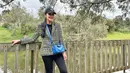 Vibe lady boss saat berlibur ala Sandra Dewi. Ia mengenakan kaus hitam yang dipadunya dengan celana jeans hitam, ditumpuknya dengan tweed blazer bernuansa kehijauan. Ia padukan lagi penampilannya ini dengan topi hitam, sling bag biru, dan sneakers putih. Foto: Instagram.