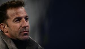 Mantan pemain sepak bola Italia, Alessandro Del Piero, memberi isyarat sebelum pertandingan Liga Champions UEFA antara Juventus dan Benfica di stadion Allianz di Turin, Italia, pada 29 Januari 2025. (Marco BERTORELLO/AFP)