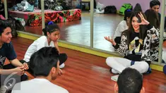 Indah Dewi Pertiwi saat berbagi tips kepada 3 grup Dance peserta Torabika Cappuccino Cool Expression, Jakarta, Senin (2/6/2016). Toracino Cool Expresion gelar coaching dance untuk 3 finalis. (Liputan6.com/Yoppy Renato)