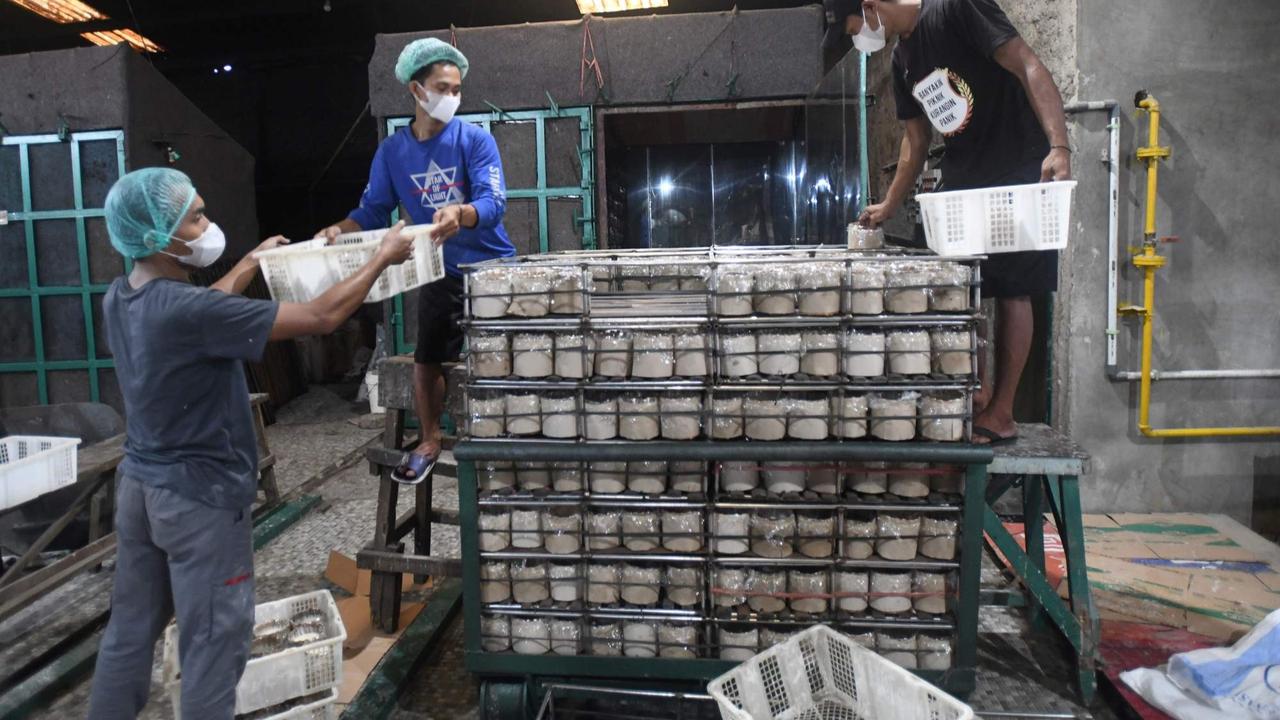 UMKM kue keranjang berdayakan warga sekitar