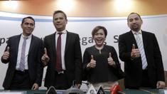 Direktur Programing SCM, Harsiwi Achmad dan CEO PT Liga Indonesia Baru (LIB), Berlinton Siahaan, saat jumpa pers di Hotel Sultan, Jakarta, Kamis (8/3/2018). Emtek resmi memegang hak siar Liga 1 Indonesia 2018. (Bola.com/M Iqbal Ichsan)