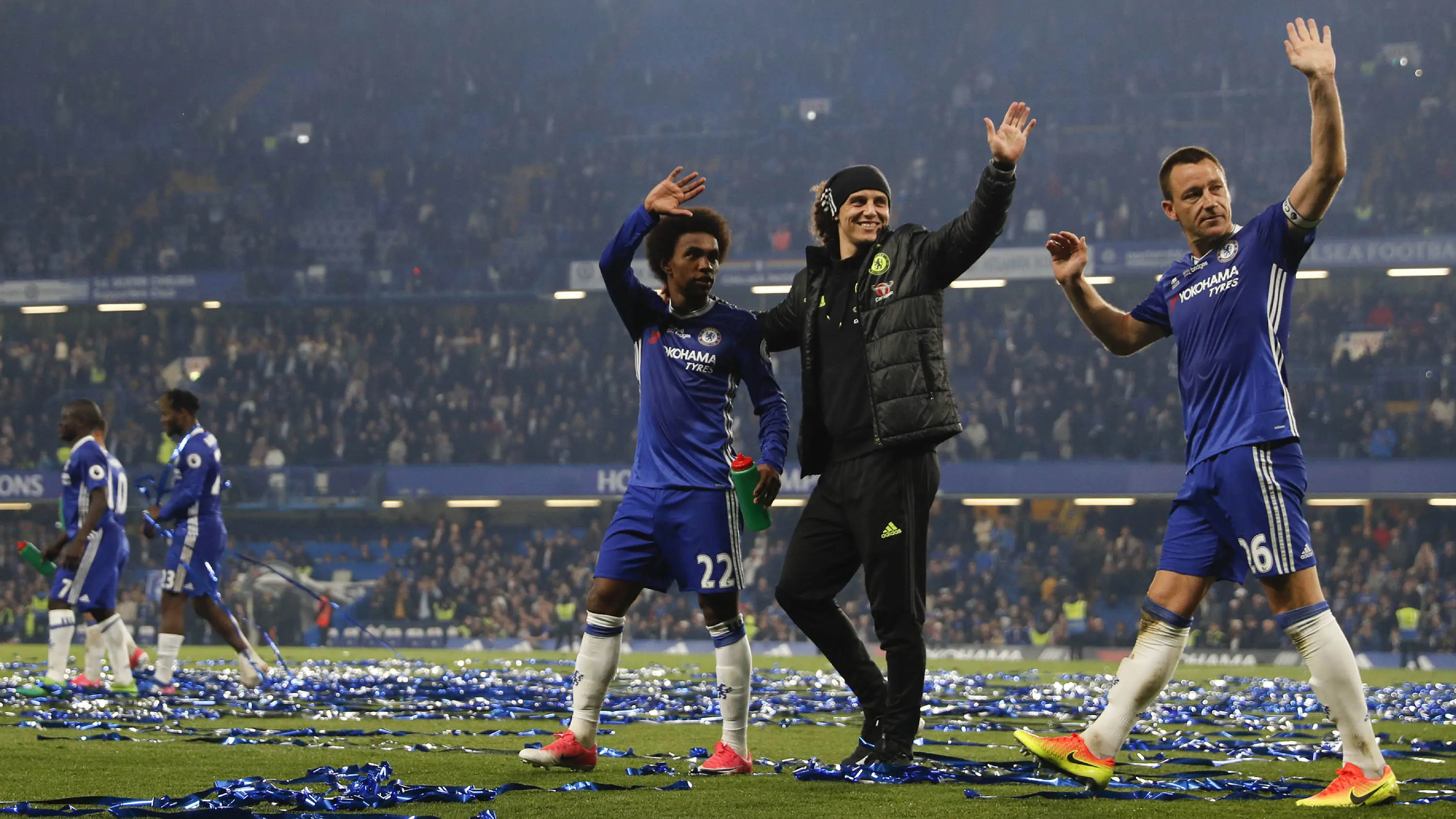 Para pemain Chelsea disambut meriah usai mengalahkan Watford pada laga Premier League di Stadion Stamford Bridge, London, Senin (15/5/2017). Chelsea menang 4-3 atas Watford. (AFP/Adrian Dennis)