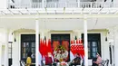 Presiden Joko Widodo (kedua kanan) berbincang dengan PM Singapura Lee Hsien Loong di The Sanchaya Resort Bintan, Kabupaten Bintan, Provinsi Kepulauan Riau, Selasa (25/1/2022). Kehadiran PM Lee di Bintan ini untuk menghadiri Leaders’ Retreat Indonesia-Singapura. (Laily Rachev/Biro Pers Setpres)