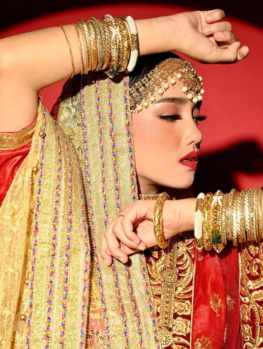 Pose Fuji ini layaknya bintang Bollywood. Dibidik semi-closeup, tampak jelas Fuji sengaja tak mau melihat kamera. Seolah sedang menari, ia menempatkan tangan kanan melintang di atas jidat sementara tangan kiri “menggarisbawahi” dagu. Bibirnya sedikit menganga, memberi kesan seolah sedang melantun lagu. Menyanyi sambil menari, begitulah kira-kira. (Foto: Dok. Instagram @riomotret)