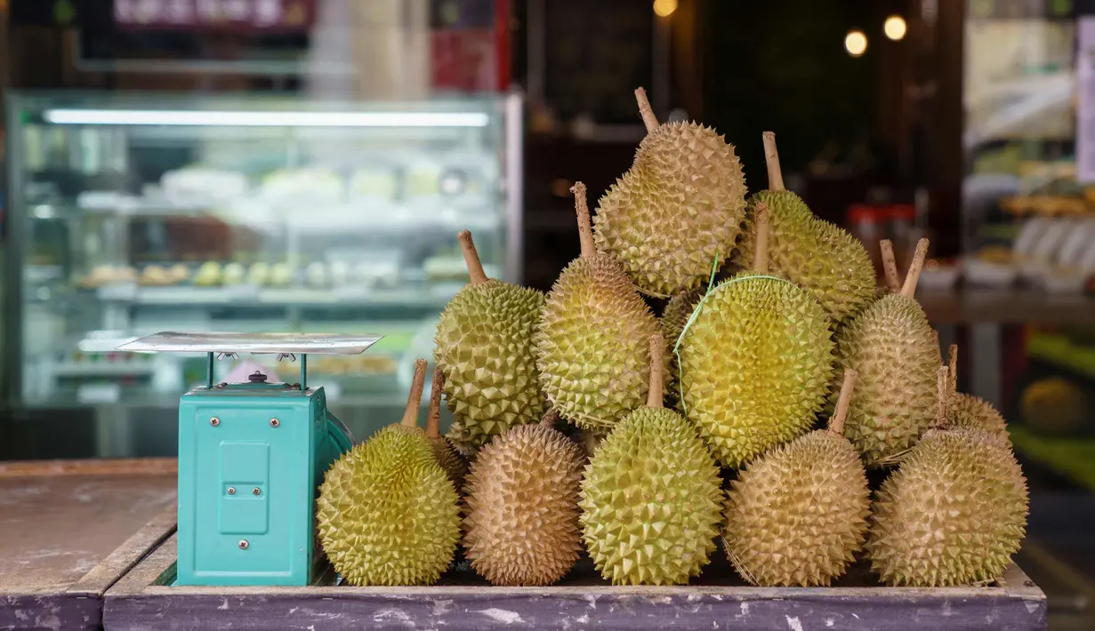 <p>Buah durian terlihat di kafe Mao Shan Wang di Singapura (26/1). Restoran yang menyediakan beragam aneka rasa durian ini telah menarik banyak pengunjung untuk datang mencicipi buah durian di kafe tersebut. (AFP Photo/Nicholas Yeo)</p>