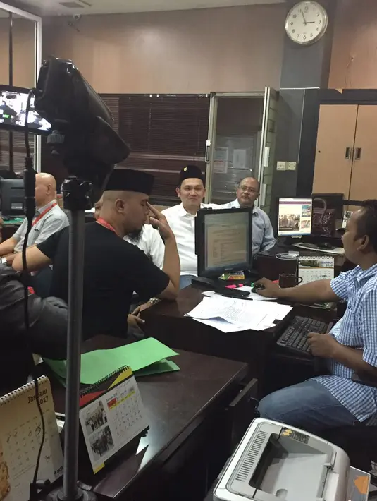 Begitu juga dengan Ahmad Dhani. Yang mengaku tidak ada lagi masalah dengan Farhat. Dhani saat itu menuding pengacara Farhat menyebarkan fitnah dan merendahkan martabatnya melalui status dalam twitternya. (Istimewa)