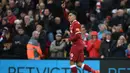 Gaya selebrasi pemain Liverpool, Roberto Firmino usai menjebol gawang Huddersfield Townt pada lanjutan Premier League di Stadion Anfield, Liverpool, (28/10/2017). Liverpool menang 3-0. (AFP/Paul Ellis)