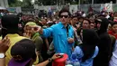 Aktor Vino G. Bastian ketika membagikan kopi gratis kepada pengunjung Car Free Day saat promo film Warkop DKI Reborn part 2 di Senayan, Jakarta, Minggu (13/08). (Liputan6.com/Fery Pradolo)