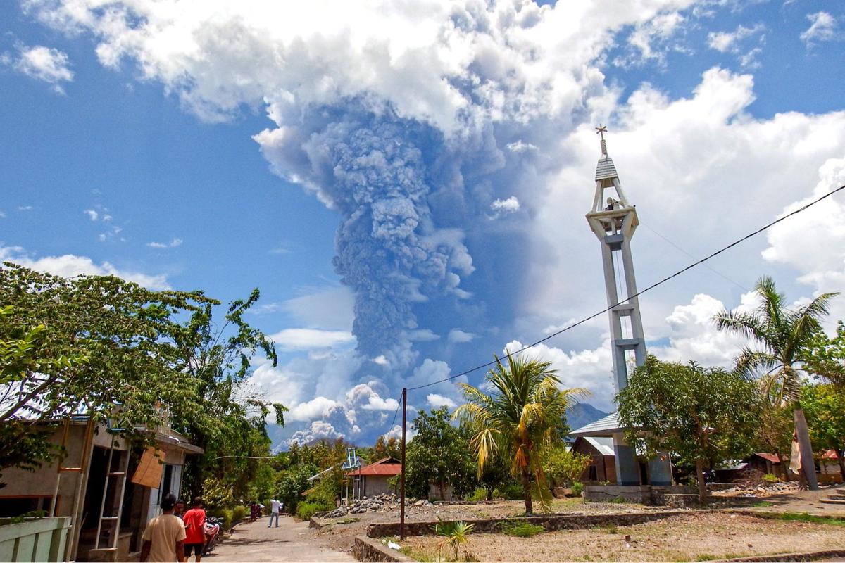 Gunung Lewotobi Laki-Laki meletus