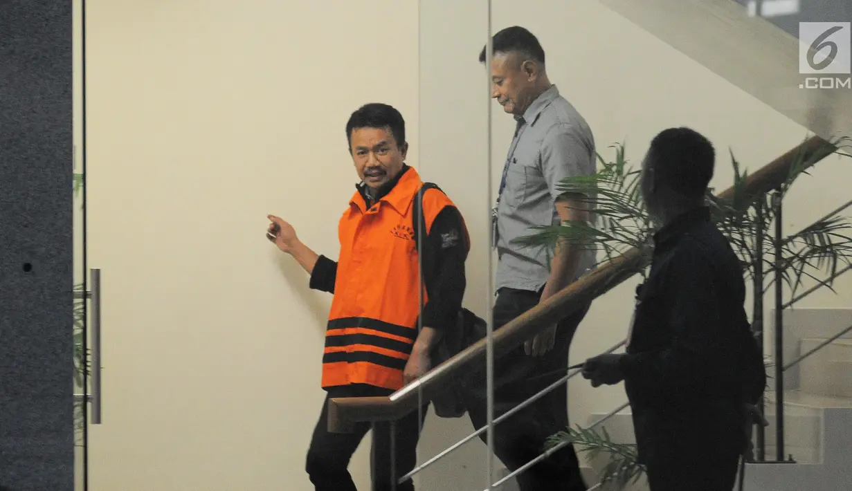 Bupati Jombang Nyono Suharli Wihandoko dikawal petugas berjalan keluar usai menjalani pemeriksaan perdana di Gedung KPK, Jakarta, Rabu (7/2). Nyono diperiksa sebagai tersangka dalam Operasi Tangkap Tangan (OTT) KPK. (Liputan6.com/Herman Zakharia)