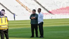 Ketua Umum PSSI merangkap Ketua LOC Erick Thohir berbincang dengan Penjabat (Pj) Gubernur DKI Jakarta, Heru Budi Hartono saat melakukan inspeksi di Stadion Utama Gelora Bung Karno (SUGBK), Senayan, Jakarta, Senin (13/3/2023). Pemerintah dan PSSI meninjau stadion yang akan digunakan  jelang Piala Dunia U-20 2023 pada 20 Mei hingga 11 Juni mendatang. (Liputan6.com/Angga Yuniar)