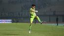 Kiper Persita Tangerang, Kartika Ajie, meluapkan kebahagiaanya setelah berhasil menaklukkan RANS Nusantara FC pada pekan ke-20 BRI Liga 1 2023/2024 di Stadion Indomilk Arena, Tangerang, Kamis (23/11/2023). (Bola.com/M Iqbal Ichsan)