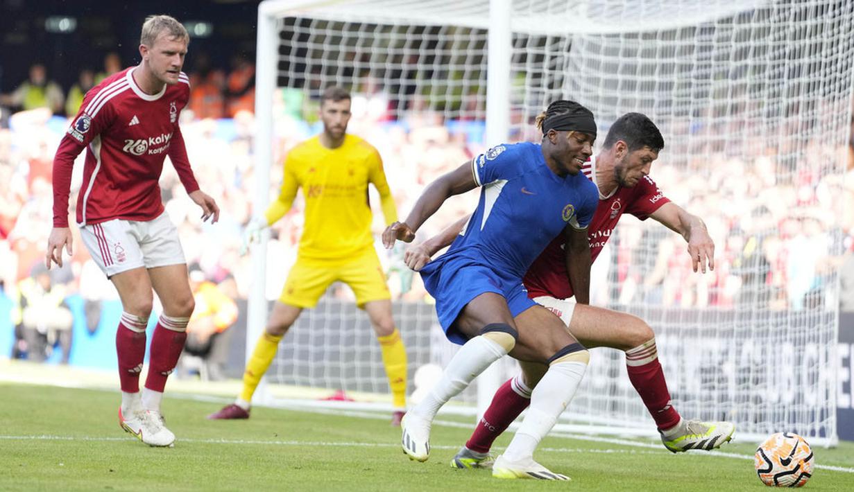 Pemain Chelsea, Noni Madueke, berebut bola dengan pemain Nottingham Forest, Scott McKenna, pada pertandingan pekan keempat Premier League 2023/2024 di Stadion Stamford Bridge, Sabtu (2/9/2023). Chelsea takluk 0-1 dari sang tamu. (AP Photo/Kirsty Wigglesworth)