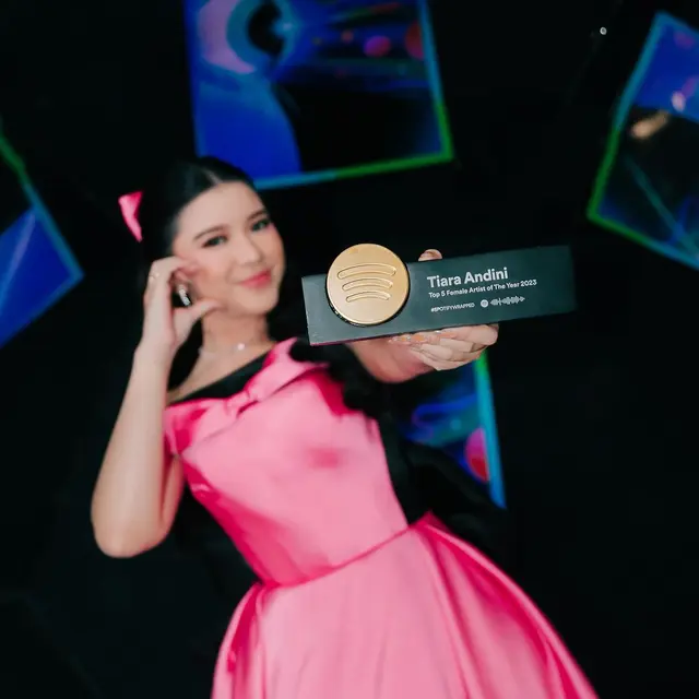 6 Gaya Tiara Andini Tampil bak Princess dengan Dress Pink di Spotify Wrapped 2023, Sepanggung Bareng Bambam!