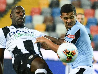 Bek Lazio, Luiz Felipe, berebut bola dengan penyerang Udinese, Stefano Okaka, pada laga lanjutan Serie A pekan ke-33 di Dacia Arena, Kamis (16/7/2020) dini hari WIB. Lazio bermain imbang 0-0 atas Udinese. (AFP/Miguel Medina)