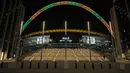 Lengkungan Stadion Wembley menyala dalam warna Brasil dan layar menampilkan gambar Pele setelah pengumuman bahwa mantan pemain sepak bola Brasil itu meninggal dunia, London, Inggris, 29 Desember 2022. Edson Arantes do Nascimento atau yang dikenal sebagai Pele, raja sepak bola Brasil yang menang rekor tiga Piala Dunia dan menjadi salah satu tokoh olahraga paling berwibawa abad lalu, meninggal pada usai 82 tahun di di Sao Paulo. (Kieran Cleeves/PA via AP)