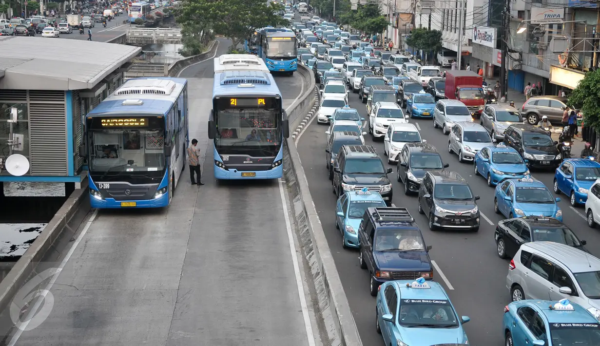 Bus Transjakarta melintas di Jalan Hayam Wuruk, Jakarta Pusat, Kamis (26/4). Target itu akan dilakukan dengan upaya penambahan armada dan pemanfaatan rute serta integrasi dengan moda transportasi lain. (Liputan6.com/Yoppy Renato)