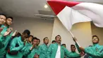 Kapten timnas Indonesia U-19, Andy Setyo Nugroho, mengibarkan bendera merah putih saat upacara pelepasan menuju Piala AFF U-19 2016 di Hotel Ibis Style, Tanggerang, Banten, Jumat (9/9/2016). (Bola.com/Vitalis Yogi Trisna)