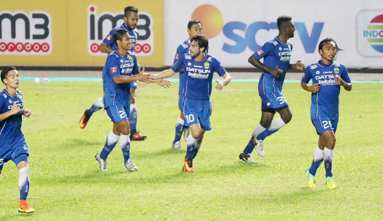 Para Pemain Persib Bandung merayakan gol Robertino Pugliara pada laga Torabika SC 2016 di Stadion Gelora Bandung Lautan Api, Sabtu (18/6/2016). (Bola.com/Nicklas Hanoatubun)