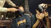Sanksi cukur alis untuk dua pemuda tukang palak di Anjungan Pantai Losari (Liputan6.com/Facebook)