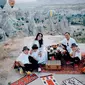 Influencer Indah Rizki Ariani bersama keluarganya, saat plesiran ke Cappadocia Turki. Dia yang sempat viral karena membongkar aksi pungli di Istanbul Turki, juga kerap berkeliling ke 50 negara di dunia (Dok. Foto Pribadi Indah Rizki Ariani / Nefri Inge)