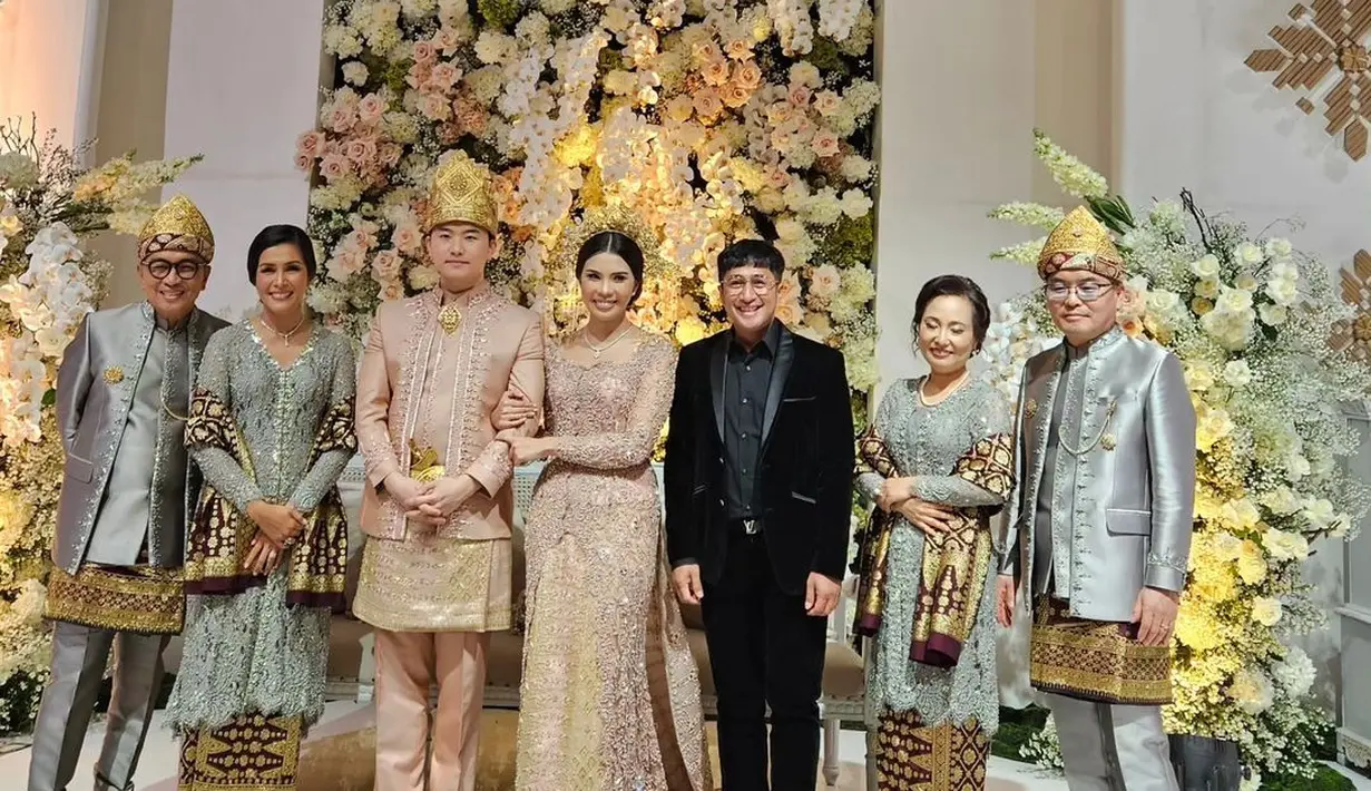 Berbagai aksesori yang dikenakan Glory, berupa bros dan hiasan kepalanya pun berwarna emas yang menambah kesan mewah pada keseluruhan penampilannya. [Foto: Instagram/irfanhakim75]