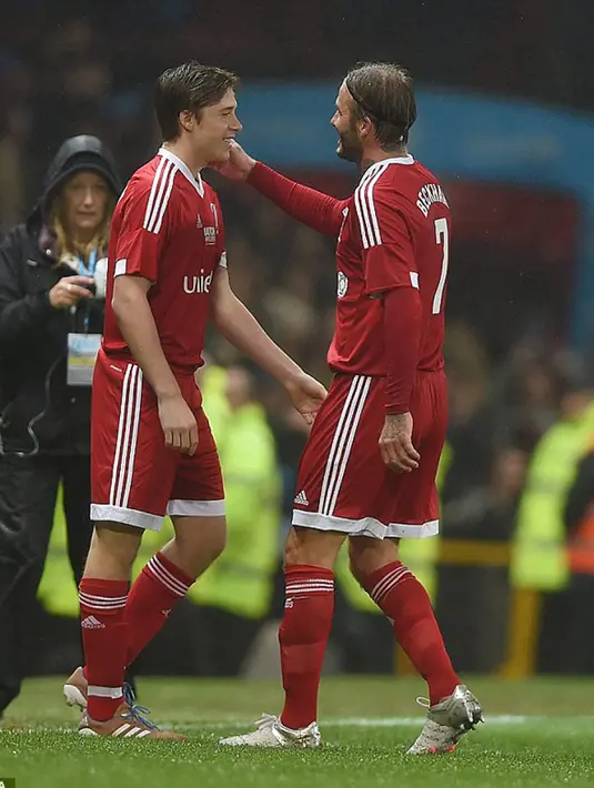 David Beckham (kiri) saat digantikan anaknya Brooklyn pada laga amal di Old Trafford, Inggris, Sabtu (14/11/2015). David David Beckham dan Brooklyn sama - sama mengenakan nomor punggung 7. (Dailymail)