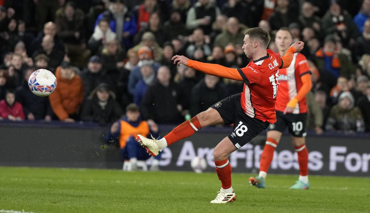 Gelandang Luton Town, Jordan Clark melepaskan tendangan yang menghasilkan gol kedua ke gawang Manchester City pada laga putaran kelima Piala FA 2023/2024 di Kenilworth Road Stadium, Luton, Selasa (27/2/2024). (AP Photo/Alastair Grant)