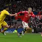 Gelandang Manchester United Donny van de Beek mencoba melewati bek Crystal Palace Inggris James Tomkins dalam pertandingan Liga Inggris di Old Trafford, 5 Desember 2021. (Paul ELLIS / AFP)