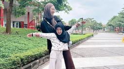 Tampil kompak dengan sang bunda, Khanza Aliyah disebut Poppy Bunga versi mini. Poppy Bunga yang awet muda di usia 31 tahun membuat kebersamaannya bareng sang buah hati ini disebut bak kakak adik. Kenakan outfit dengan warna bak cewek bumi, ibu dan anak artis semakin terlihat kompak. (Liputan6.com/IG/poppybungariphat)